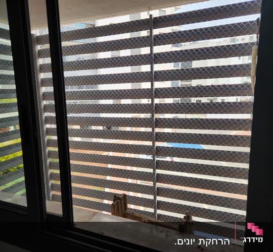 רשת יונים מותקנת על מרפסת למניעת כניסת יונים